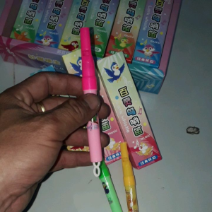 Một chiếc sáo Sơn ca bằng nhựa rất đẹp giao màu ngẫu nhiên