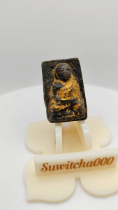 C135​ ​ หลวงปู่ทวด​ เนื้อว่าน​ ลงทองจีวร​  หลังพระธาตุ  ขนาด 2.0x3.5 cm