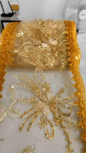 สไบผ้าลูกไม้ ลายดอกปักเลื่อมสีทอง ตกแต่งขอบด้วยดิ้นสีทอง ผ้าเกรดพรีเมี่ยม ประดับด้วยตุ้งติ้งลูกปัดมุกสีขาว สไบทำมือ กว้าง 8"(20ซม.)ยาว2.65- 2.70เมตร ตัดเย็บชายสองด้าน แต่ละผืนลายจะไม่เหมือนกัน แต่สวยทุกผืน สไบห่มพระ สไบนางรำ สไบแก้บน