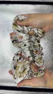中发肠Flower Scrunchie Hair Tie