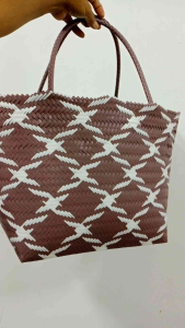 กระเป๋าแฮนด์เมด กระเป๋าสานพลาสติก ขนาด33×22สูง32เซนติเมตร สานจากเส้นพลาสติกตราลูกโจ้