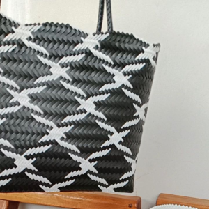 กระเป๋าสานพลาสติก กระเป๋าแฮนด์เมค ขนาด35×11สูง31เซนติเมตร  สานจากเส้นพลาสติกตราลูกโจ้ ทนทาน ทำความสะอาดง่าย