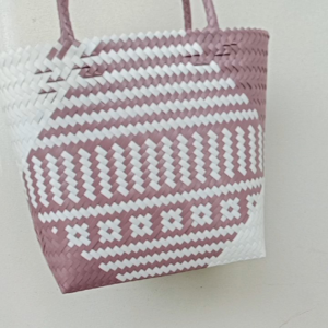 กระเป๋าแฮนด์เมด กระเป๋าสานพลาสติก ขนาด25×10สูง25เซนติเมตร สานจากเส้นพลาสติกตราลูกโจ้