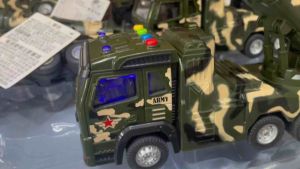 Xe đồ chơi chiến đấu có âm thanh và đèn sáng dành cho bé