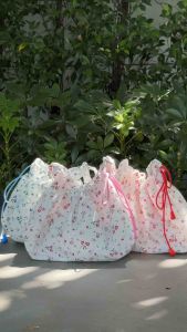 กระเป๋าสะพายข้างทรงถุงหูรูด สีขาว ลายดอกกุกลาบ ถุงหูรูด ปรับสายได้🌹