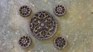 เซ็ต 5 ชิ้น แผ่นไม้แกะสลัก สีรมดำ กลมใหญ่ 25cm กลมเล็ก 10cm ไม้สักแผ่น แผ่นไม้ติดผนัง ลายดอกไม้ ไม้สักแท้ ไม้แกะสลัก Set of 5 Wood Carving Panel