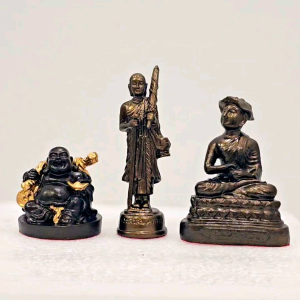 พระอรหันต์ แห่งโชคลาภ 3 องค์ พุทธคุณมหาโชคลาภ เงินทองไหลมาเทมา ชุด 1.5 นิ้ว เนื้อมวลสารเเร่เหล็กน้ำพี้ จากบ่อเหล็กน้ำพี้