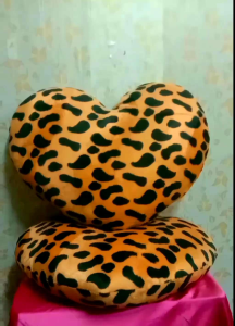 หมอนหัวใจใหญ่ ลายเสือ