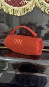 Loa Bluetooth JBL Charge 6 chống nước kết nối Bluetooth thời lượng pin 20 giờ thiết kế cầm tay màu đen.