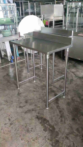 CMS โต๊ะสเตนเลส มีการ์ดหลัง ขนาด 50 * 90 สูง 95 ซม. การ์ดหลังสูง 10 ซม.