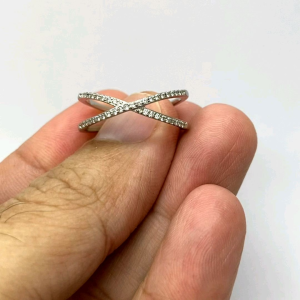 แหวน เงินแท้ 92.5% งานส่งออก ดีไซน์สวย แปลกตา ฝังเพชรสวิส cz เกรด 5A เล่นไฟดี หน้าแหวนที่กว้าง 8 ซม. หนัก 2.1-2.2 กรัม คุณสมบัติสูง ใส่ไม่ดำ และไม่คัน ครับ