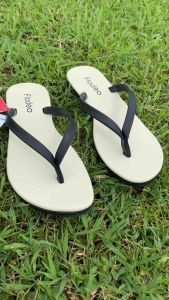 Sandal Fladeo Jepit Wanita: Tren & Desain Simpel & Elegan\\n\\n Apa Itu Sandal Jepit Cewek?\\n\\nSandal jepit cewek adalah jenis sandal yang dirancang khusus untuk wanita dan biasanya memiliki tali atau pita yang menghubungkan kedua sisi sandal, yang dipakai di jari kaki untuk memastikan sandal tetap berada di tempatnya saat digunakan.\\n\\n Sejarah Sandal Jepit\\n\\nSandal jepit telah ada sejak zaman kuno, tetapi menjadi populer pada tahun 1950-an dan 1960-an di Amerika Serikat. Pada saat itu, sandal jepit dikenal sebagai \"flip-flops\" dan digunakan sebagai alas kaki santai untuk berenang dan berjemur di pantai.\\n\\n Fungsi Sandal Jepit\\n\\nSandal jepit cewek memiliki beberapa fungsi utama, yaitu:\\n\\n- Membuat kaki terasa nyaman dan ringan saat berjalan\\n- Melindungi kaki dari debu, batu, dan hal-hal lain yang mungkin menyebabkan luka\\n- Membantu menjaga kesehatan kaki dengan memungkinkan udara masuk ke dalam sepatu\\n\\n Desain Simpel & Elegan\\n\\nSandal jepit cewek seringkali dirancang dengan desain yang sederhana namun elegan, seperti sandal Fladeo jepit wanita.\\n\\n Desain Sandal Fladeo Elegan\\n\\nSandal Fladeo jepit wanita memiliki desain yang simpel namun tetap elegan, dengan material berkualitas tinggi dan warna-warna yang menarik. Desain ini membuat sandal Fladeo menjadi pilihan yang tepat bagi wanita yang mencari alas kaki yang nyaman dan stylish.\\n\\n Keunggulan Desain Simpel\\n\\nKeunggulan desain simpel dari sandal jepit cewek adalah:\\n\\n- Mudah dipakai dan dilepas\\n- Tidak memerlukan banyak perawatan\\n- Cocok untuk berbagai acara dan kegiatan\\n\\n Tren Sandal Jepit Wanita\\n\\nSandal jepit wanita terus mengalami perkembangan dan perubahan tren setiap tahunnya.\\n\\n Tren Terbaru\\n\\nBeberapa tren terbaru dalam dunia sandal jepit wanita antara lain:\\n\\n- Warna-warna cerah dan menarik\\n- Material berkualitas tinggi seperti kulit sintetis atau bahan sintetis lainnya\\n- Desain yang unik dan menarik\\n\\n Tips Memilih Sandal Jepit Sesuai Tren\\n\\nBerikut ini beberapa tips memilih sandal jepit sesuai tren:\\n\\n- Pilih warna yang sesuai dengan gaya Anda\\n- Perhatikan material yang digunakan\\n- Pilih desain yang unik dan menarik\\n\\n Cara Menggunakan Sandal Jepit\\n\\nBerikut ini beberapa tips menggunakan sandal jepit dengan nyaman:\\n\\n Tips Memakai Sandal Jepit dengan Nyaman\\n\\n- Pastikan ukuran sandal jepit sesuai dengan ukuran kaki Anda\\n- Jangan memakai sandal jepit saat berjalan di tempat yang licin atau bergelombang\\n- Jika perlu, gunakan kaos kaki agar kaki terasa lebih nyaman\\n\\n Perawatan Sandal Jepit\\n\\nBerikut ini beberapa tips perawatan sandal jepit:\\n\\n- Bersihkan sandal jepit secara rutin dengan menggunakan air bersih dan sabun\\n- Jangan memakai sandal jepit saat berenang atau berada di air yang kotor\\n- Simpan sandal jepit di tempat yang kering dan tidak lembab\n}