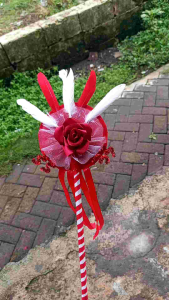 Tongkat Karnaval Merah Putih dengan Bunga Satin dan Bulu Ayam | Atribut HUT RI & Dekorasi Agustusan