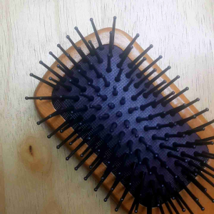 หวีไม้ ถนอมเส้นผม อย่างดี ลดไฟฟ้าสถิตย์  นวดหนังศีรษะ หรูหราสวยงามพกพาสะดวก