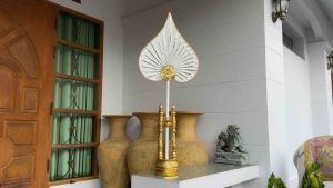 (ไม่รวมขาตั้ง) ตาลปัตร สีขาว ทรงใบโพธิ์ 40x100cm ทรงตั้งตรง ติดกระจกสี ใบลาน ตาลปัตรพระสวยๆ ตาลปัตรพระ ตาลปัตรใบลาน ปิดทอง ตาลปัตรทอง มงคล ถวายพระ