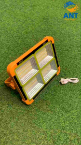 Đèn pha LED tích điện 300W 2 nguồn sạc USB và Năng lượng mặt trời 3 chế độ sáng và 1 chế độ khẩn cấp nháy xanh đỏ