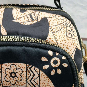 Tas Sling Hitam Motif Gajah: Desain Praktis & Nyaman