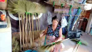 มิตรมองหมู ไม้กวาดดอกหญ้าด้ามยาว 4 ด้าม ทน แน่น ไม่หลุด แบบมีขอเกี่ยว เก็บง่าย