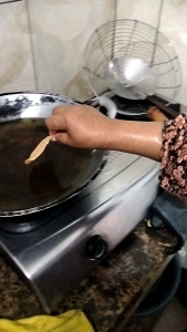 Kerupuk Udang besar mentah cocok dijadikan pelengkap makan maupun camilan saat berkumpul bersama keluarga dan teman.