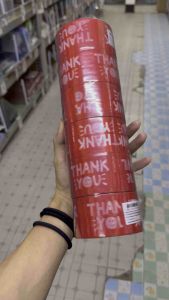 APPN(1กล่องมี12ม้วน มีคลิปรีวิว) เทปกาว เทปกาวTHANK YOU สีแดง“ เทปกาว เหนียวแน่น ติดทน ไม่หลุดง่าย • ใช้งานอเนกประสงค์ ปิดกล่อง แพ็กของ ส่งพัสดุ มั่นใจทุกชิ้น • เนื้อกาวคุณภาพ ติดแน่น ลอกไม่เป็นขุย •เห็นชัด •เทปกาวคุณภาพของแท้ (1156131211)
