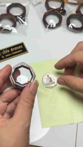 กรอบพระสำเร็จ แบบตลับ หลวงปู่เดินหน อิเกสาโร เหรียญเพชรยอดมงกุฎ ไม้มงคล เคลือบน้ำมันพยุงอย่างดี สะดวกใส่ได้เองที่บ้าน