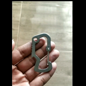Karabiner Gantungan Kunci EDC Carabiner Stainless Steel Multifungsi dengan Pembuka Tutup Botol
