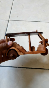 Miniatur kendaraan bemo bajaj