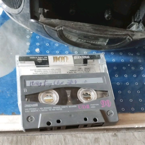 băng cassette Maxell xám ( có nhạc)