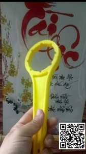 1 cây mở nắp can 20l25l30l chất liệu nhựa