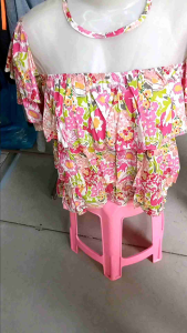 เสื้อสงกรานต์ เสื้อแแฟชั่นถคอกลม ตรงช่วงไหล่ถึงเหนืออก จะเป็นผ้าซีทรู ถัดลงไปจะเย็บเป็นชั้นๆทั้งหน้าและหลัง ส่วนแขนก็เป็น 2 ชั้น เวลาใส่ขึ้นมาจะดูน่ารักค่ะ ไซ้ส S M ใส่สวยค่ะ