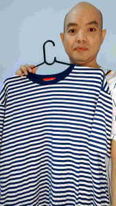 เสื้อยืดคอกลมลายทางสีน้ำเงินเข้ม