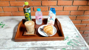 ถาดไม้หูจับ ใช้เสริฟน้ำและอาหาร ขนาด28*35  เซนติเมตร