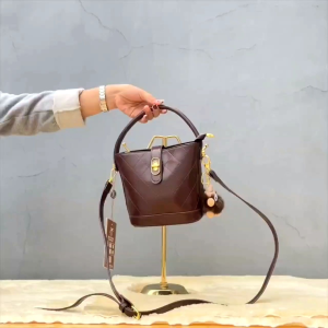 Tas Selempang Wanita Import Tas Bucket Cewek Dapat Gantungan Tas Bahu Wanita Kulit Pu Coklat Brown 242071 4207