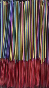 ธูปหอม7สีประจำวันเกิด บรรจุถุงละ1กิโลกรัม มีก้านต่อถุง700+++ลงน้ำหอมๆกลิ่นดอกไม้รวม