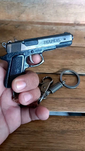 mainan gantungan kunci pistol besar diecast metal antik vintage