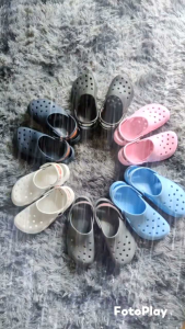 รองเท้าแตะชายหญิงแบบสวม ผลิตจากวัสดุดีมีมาตรการ นุ่มสบายเมื่อสวมใส่และเหมาะกับการสวมใส่ในทุกโอกาส