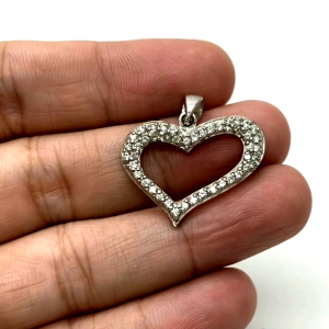 - จี้ เงินแท้ 92.5% รูปหัวใจ งานส่งออก ฝังด้วยเพชรสวิส cz เกรด 5A หนัก 3.6 กรัม เคลือบทองคำขาวแล้วครับ ใส่ไม่ดำ