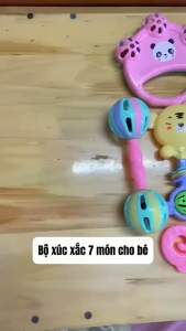 Bộ đồ chơi lục lạc xúc xắc hình động vật nhiều màu sắc cho bé.  Xúc xắc kèm gặm nướu giúp bé tập cầm nắm phát triển giác quan