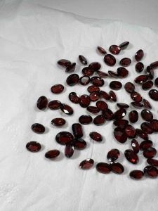 1545-GIÁ MỘT VIÊN ĐÁ GARNETALMANDINE ĐỎ ĐEN ( THIÊN NHIÊN ) HỒNG NGỌC LỰU  CẮT OVAN. [6x8] hàng không xử lý