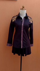 atasan kemeja wanita hitam M lengan panjang kerja kuliah ada motif batik di bahu
