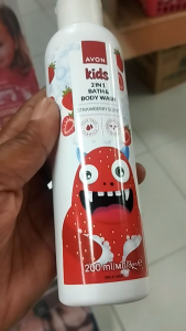 AVON KIDS 2 IN 1 BATH BODYWASH STRAWBERRY SCENT 200ML