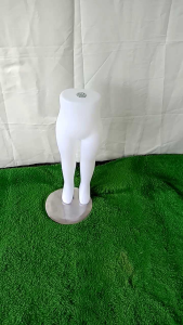 patung kaki anak kecil dan anak tanggung