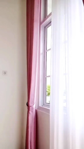 Beli 1 Dapatkan 1 Jennesskin Deodorant Natural Spray\\n\\n Apa itu Deodorant Alami Jennesskin?\\n\\nDeodorant alami Jennesskin adalah pilihan yang ideal bagi mereka yang mencari produk perawatan tubuh yang aman dan efektif. Dengan komposisi bahan alami, deodorant ini memberikan perlindungan optimal terhadap bau badan tanpa mengandung bahan kimia berbahaya. Jennesskin mengutamakan kesehatan dan kenyamanan pengguna, sehingga produk ini menjadi pilihan yang tepat untuk gaya hidup sehat.\\n\\n Komposisi Bahan Alami\\n\\nDeodorant alami Jennesskin dirancang menggunakan bahan-bahan alami yang telah terbukti ampuh dalam mengatasi bau badan. Beberapa bahan utama yang digunakan adalah ekstrak daun sirih, ekstrak daun mint, dan minyak esensial lainnya. Bahan-bahan ini bekerja secara sinergis untuk menjaga keseimbangan pH kulit dan mencegah pertumbuhan bakteri penyebab bau badan.\\n\\n Keunggulan Penggunaan Sehari-hari\\n\\nDeodorant alami Jennesskin dirancang untuk penggunaan sehari-hari, sehingga sangat cocok untuk aktivitas Anda. Produk ini memberikan perlindungan hingga 24 jam, menjadikannya pilihan yang ideal untuk menjaga kepercayaan diri Anda selama beraktivitas. Selain itu, deodorant ini juga ringan dan tidak lengket, sehingga tidak mengganggu aktivitas Anda.\\n\\n Cara Menggunakan Deodorant Tanpa Bahan Kimia Jennesskin\\n\\nUntuk mendapatkan hasil optimal dari deodorant alami Jennesskin, ikuti langkah-langkah penggunaan berikut:\\n\\n1. Bersihkan area ketiak dengan air hangat dan sabun sebelum menggunakan deodorant.\\n2. Keringkan area ketiak dengan handuk atau tissue.\\n3. Semprotkan deodorant pada area ketiak yang telah kering.\\n4. Biarkan deodorant menyerap ke kulit selama beberapa detik sebelum memakai pakaian.\\n\\n Tips Untuk Hasil Optimal\\n\\nUntuk mendapatkan hasil optimal dari deodorant alami Jennesskin, perhatikan beberapa tips berikut:\\n\\n* Gunakan deodorant setelah mandi dan sebelum tidur untuk hasil perlindungan maksimal.\\n* Hindari menyentuh area ketiak setelah menggunakan deodorant agar tidak mengganggu penyerapan produk.\\n* Jangan menggunakan deodorant pada kulit yang lembab atau basah, karena hal ini dapat mengganggu efektivitas produk.\\n\\n Manfaat Deodorant Untuk Gaya Hidup Sehat Jennesskin\\n\\nDeodorant alami Jennesskin bukan hanya memberikan perlindungan terhadap bau badan, tetapi juga memiliki manfaat lain yang dapat mendukung gaya hidup sehat Anda:\\n\\n* Membantu menjaga kesehatan kulit dengan bahan-bahan alami yang aman dan efektif.\\n* Mendukung aktivitas sehari-hari dengan perlindungan hingga 24 jam dan tidak lengket.\\n* Memperkuat kepercayaan diri Anda dengan perlindungan optimal terhadap bau badan.\\n\\n Kesimpulan\\n\\nDeodorant alami Jennesskin adalah pilihan yang tepat bagi mereka yang mencari produk perawatan tubuh yang aman dan efektif. Dengan komposisi bahan alami, deodorant ini memberikan perlindungan optimal terhadap bau badan tanpa mengandung bahan kimia berbahaya. Selain itu, deodorant ini juga dirancang untuk penggunaan sehari-hari, sehingga sangat cocok untuk aktivitas Anda. Jangan lewatkan kesempatan untuk mendapatkan deodorant alami Jennesskin dengan menikmati penawaran menarik 'Beli 1 Dapatkan 1'!\n}