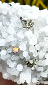 ✨ พุ่มผลึกควอตซ์ และ เเร่คาลโคไพไรต์ ✨ ทรงผลึกสวย มีเเร่ไพไรต์เกร็ดสีทองเล็กน้อย ที่ด้านหลังด้วย วางประดับบ้านน่ารักๆ / 184 กรัม   ( Chalcopyrite with Quartz ) 184 g.  ✨ ขนาด 184 กรัม / 90×256×38 มม.  🧿 มี VDO สวยๆให้ชมครับ