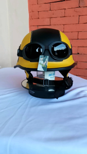 HELM RETRO NAZI DENGAN KACAMATA HITAM KOMBINASI KUNING