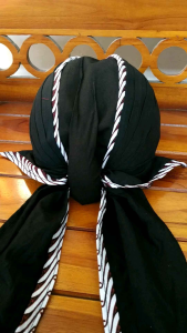 Blangkon Jogja Lipat Jebeh Sliwir Samurai Putih: Ukuran Anak & Dewasa\\n\\nBlangkon Jogja lipat merupakan salah satu pakaian adat Jawa yang unik dan memiliki nilai sejarah. Dalam artikel ini, kita akan membahas tentang Blangkon Jogja lipat, termasuk jenis-jenisnya, cara memilih blangkon yang tepat, serta peran blangkon dalam pakaian adat Jawa.\\n\\n Blangkon Jogja Lipat: Pengertian & Jenis\\n\\nBlangkon tradisional anak dewasa adalah jenis blangkon yang dapat digunakan oleh anak-anak maupun orang dewasa. Salah satu contoh blangkon tradisional anak dewasa adalah Blangkon Putih Sliwir Samurai. Blangkon Putih Sliwir Samurai memiliki warna putih yang bersih dan elegan, serta motif sliwir samurai yang menambah kesan maskulin.\\n\\nBlangkon ukuran anak dewasa tersedia dalam berbagai ukuran, mulai dari ukuran anak-anak hingga ukuran orang dewasa. Ukuran blangkon sangat penting untuk dipertimbangkan ketika memilih blangkon yang tepat.\\n\\n Cara Memilih Blangkon yang Tepat\\n\\n Blangkon Jogja Lipat untuk Anak\\n\\nBlangkon Jogja lipat untuk anak-anak memiliki ukuran yang lebih kecil dibandingkan blangkon untuk orang dewasa. Pilihlah blangkon yang sesuai dengan ukuran kepala anak Anda agar nyaman dipakai.\\n\\n Blangkon Jogja Lipat untuk Dewasa\\n\\nBlangkon Jogja lipat untuk orang dewasa tersedia dalam berbagai ukuran. Pastikan Anda memilih blangkon dengan ukuran yang sesuai dengan kepala Anda agar nyaman dan tidak longgar.\\n\\n Tips Memilih Blangkon yang Sesuai\\n\\nBerikut beberapa tips memilih blangkon yang sesuai:\\n\\n- Perhatikan ukuran blangkon sebelum membeli.\\n- Pilih blangkon dengan bahan yang berkualitas baik.\\n- Pilih blangkon dengan warna dan motif yang sesuai dengan selera Anda.\\n\\n Blangkon sebagai Pakaian Adat Jawa\\n\\n Sejarah Blangkon di Jawa\\n\\nBlangkon telah menjadi bagian dari pakaian adat Jawa sejak zaman kerajaan. Blangkon digunakan oleh raja-raja dan para pejabat pemerintahan sebagai simbol status sosial dan keagungan.\\n\\n Peran Blangkon dalam Pakaian Adat Jawa\\n\\nBlangkon memiliki peran penting dalam pakaian adat Jawa. Blangkon dapat digunakan sebagai aksesoris dalam acara-acara resmi maupun non-resmi. Blangkon juga dapat menjadi simbol kebanggaan dan identitas budaya Jawa.\\n\\n Blangkon dalam Kehidupan Sehari-hari\\n\\nMeskipun blangkon merupakan pakaian adat Jawa, blangkon juga dapat digunakan dalam kehidupan sehari-hari. Beberapa orang memilih untuk menggunakan blangkon sebagai aksesoris dalam acara-acara informal seperti pertemuan keluarga atau acara sosial lainnya.\n}