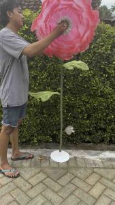 Dekorasi Pernikahan dengan Lampu Hias Motif Bunga Peony