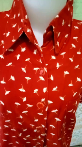 Kemeja Wanita Merah Bunga: Tips Memilih dan Mengenakannya