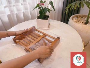 Bàn lăn chân gỗ Massage 6 hàng gỗ cao su tự nhiên matxa huyệt đạo ( 31 x 24 x 10 cm)