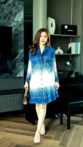 เดรสผ้าอัดพลีท มาพร้อมลวดลายดีไซน์ ลายยีนส์งานสวยคมชัดทำออกมาได้อย่างเก๋และลงตัวมากค่ะ มี 2 สี